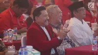 Ketua Umum PKPI, AM Hendropriyono bersama Wakil Presiden ke-6 Tri Sutrisno saat menghadiri acara Syukuran PKPI di Cipayung, Jakarta, Jumat (29/12). (Liputan6.com/Faizal Fanani)