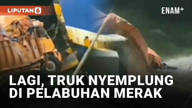 Insiden kembali terjadi di Pelabuhan Merak, Banten pada Rabu (28/12/2022) malam. Sebuah truk tersangkut di ramp door atau pintu masuk kapal saat hendak masuk. Truk gagal masuk lantaran kapal bergoyang akibat gelombang tinggi.