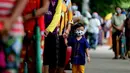 Seorang anak yang mengenakan masker mengantre saat menunggu giliran untuk mendapatkan pengecekan medis dalam kampanye pemeriksaan kesehatan dan pelacakan kontak di Yangon, Myanmar, pada 8 September 2020. Myanmar melaporkan 92 kasus baru COVID-19 pada Selasa (8/9) pagi waktu setempat. (Xinhua/U Aung