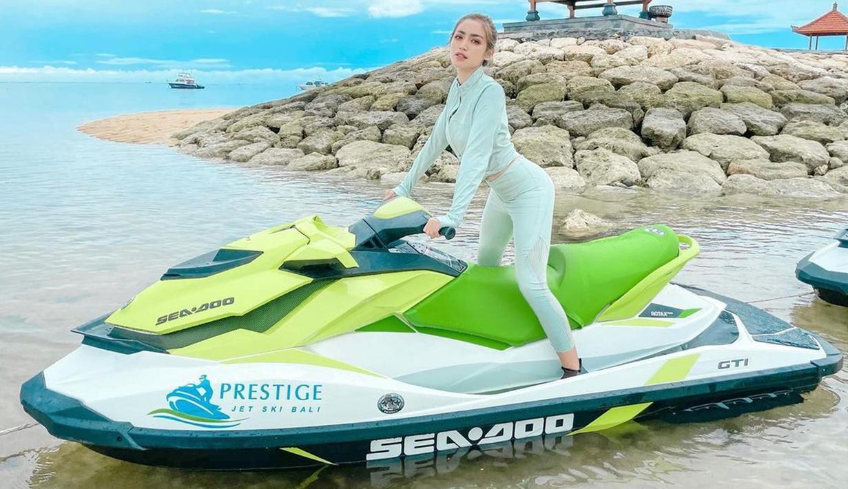 Jessica Iskandar kini menetap di Pulau Bali bersama dengan sang anak, El Barack. Banyak kegiatan seru yang dilakukannya di Pulau Dewata. Salah satunya saat Jedar bermain jetski di lautan Bali. Gayanya bermain jetski ini berhasil menyita perhatian. (Liputan6.com/IG/inijedar)