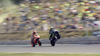 Pebalap Repsol Honda Team, Marc Marquez (kiri) dan Movistar Yamaha MotoGP, Valentino Rossi mengangkat roda saat kualifikasi MotoGp di Sirkuit Brno, (5/8/2017). Marc Marquez menjadi juara pada balapan tersebut. (AFP/Michal Cizek)