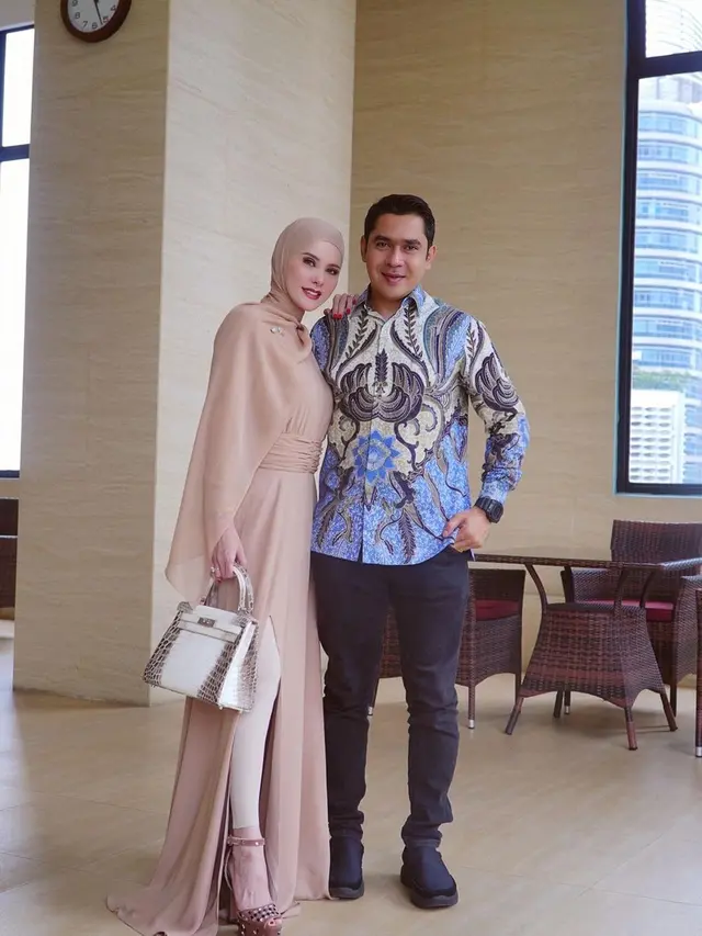 Kemesraan Angel Lelga dengan seorang pria, isyaratkan sudah nikah lagi (Foto: Instagram angellega)