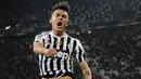 Striker Juventus, Paulo Dybala, merayakan gol yang dicetaknya ke gawang Sassuolo pada laga Serie A Italia di Stadion Juventus, Sabtu (12/3/2016). Juventus berhasil menang 1-0 atas Sassuolo. (Reuters/Giorgio Perottino)