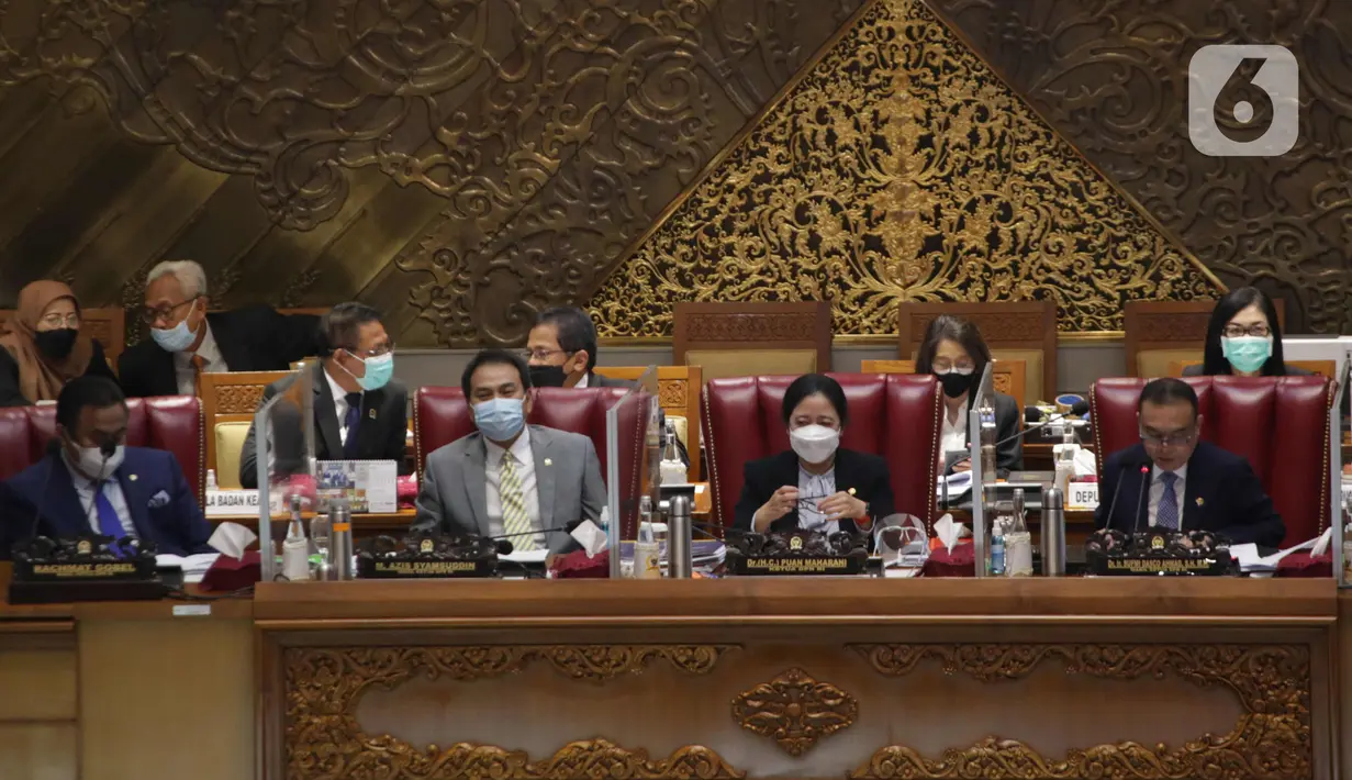 Ketua DPR Puan Maharani saat mengikuti Rapat Paripurna DPR RI Ke-16 Masa Persidangan IV Tahun Sidang 2020-2021 di Kompleks Parlemen, Senayan, Jakarta, Jumat (9/4/2021). Rapat juga membahas pembentukan kementerian baru.  (Liputan6.com/Angga Yuniar)