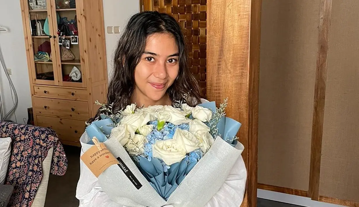 Wajah cerah dan lembap jadi kunci tampilan flawless Adinda Thomas, meski terlihat seperti tanpa memakai makeup (Foto: Instagram @adindathomas)