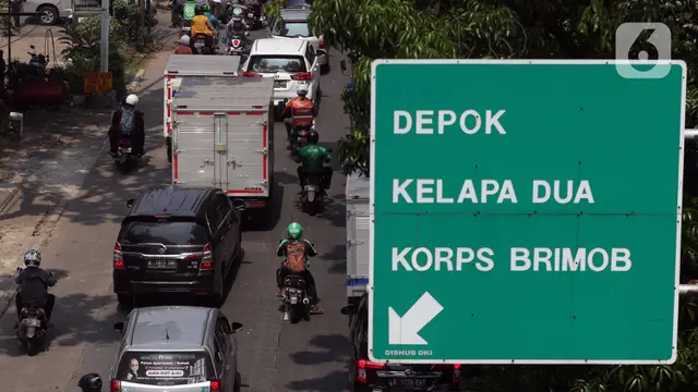 FOTO: Kendaraan Menuju Depok Tertahan di Pos Penyekatan PPKM Darurat