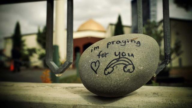 Warga Selandia Baru menunjukkan empati mereka pada para korban pembantaian Christchurch, salah satunya dengan menyampaikan pesan ini di depan Masjid Al Noor. (ABC News: Mitchell Woolnough)