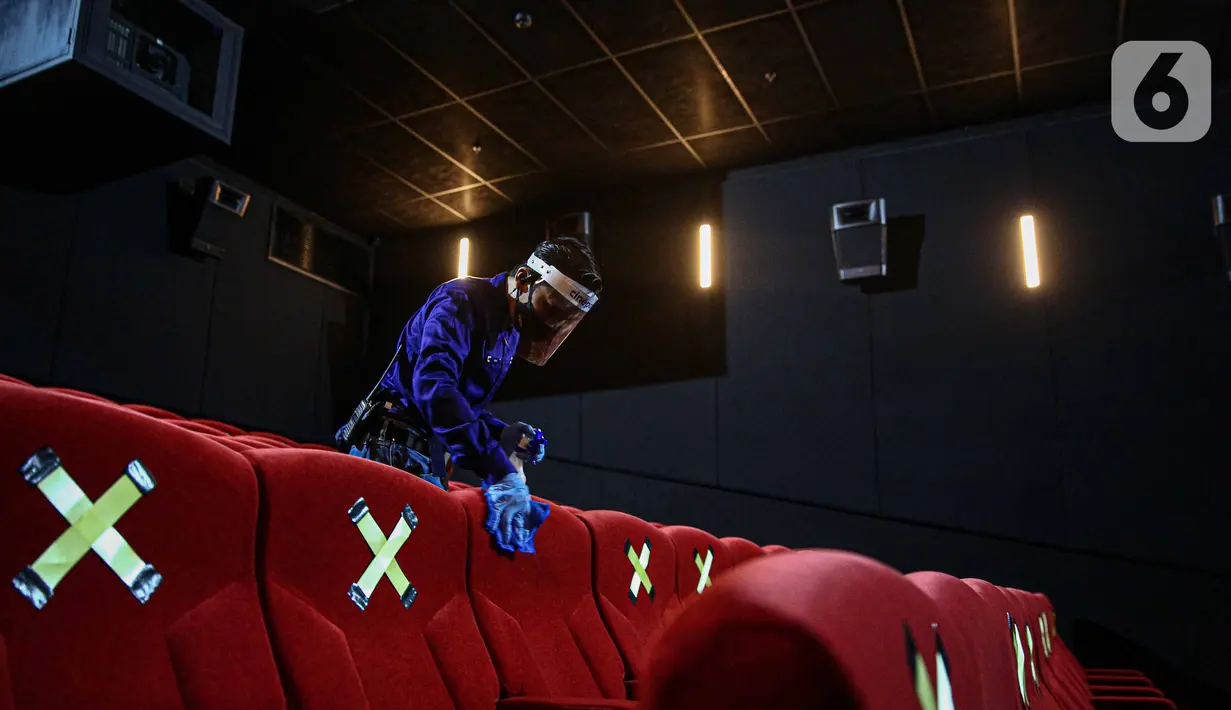 Pekerja membersihkan bangku bioskop Cinepolis di Jakarta Jumat (23/10/2020). Sejumlah bioskop di Ibu kota kembali beroperasi setelah mendapatkan izin dari Pemprov DKI Jakarta dengan jumlah penonton dibatasi maksimal 25 persen dari total kapasitas. (Liputan6.com/Faizal Fanani)