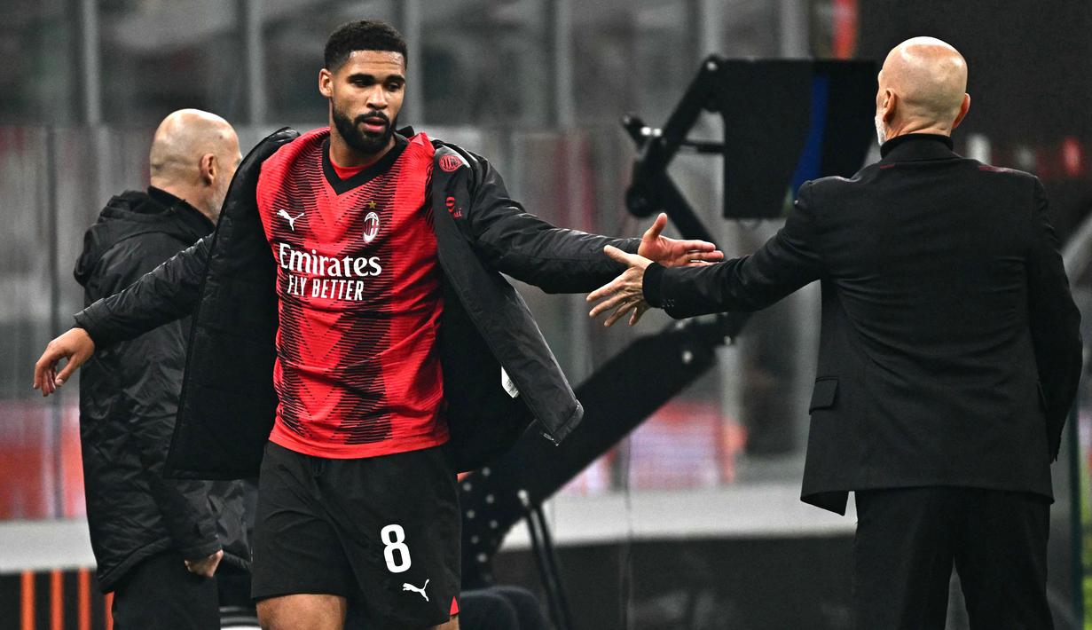 Pemain AC Milan, Ruben Loftus-Cheek, bersalaman dengan pelatih Stefano Pioli setelah laga melawan Rennes dalam duel leg pertama play-off fase gugur Liga Europa 2023/2024 di Stadion San Siro, Jumat (16/2/2024). (AFP/Gabriel Bouys)