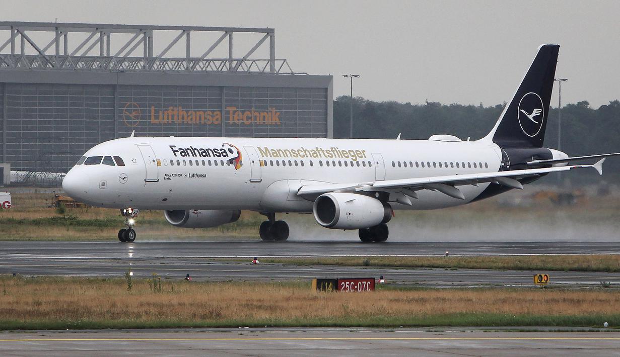 Pesawat yang mengangkut para pemain Timnas Jerman tiba di Moskow, Selasa (12/6/2018). Jerman datang ke Rusia untuk mempertahankan gelar juara Piala Dunia. (AFP/Daniel Roland)