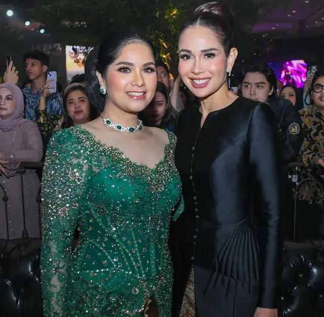Pesona Annisa Pohan di nikahan Al Ghazali, anggun berkebaya hijau dengan kalung berlian Rp688 juta