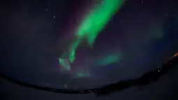 Aurora Borealis menghiasi langit saat malam hari di Kautokeino, Norwegia, Rabu (15/3). Aurora Borealis adalah fenomena pancaran cahaya yang menyala-nyala pada lapisan ionosfer dari sebuah planet. (AFP PHOTO / Jonathan NACKSTRAND)