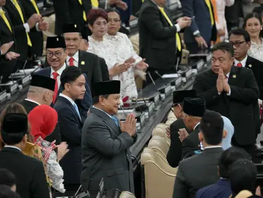 Presiden Republik Indonesia Prabowo Subianto (tengah) bersama Wakil Presiden Republik Indonesia Gibran Rakabuming Raka (tengah-kiri) saat tiba di Gedung Majelis Permusyawaratan Rakyat (MPR)/ Dewan Perwakilan Rakyat (DPR)/Dewan Pimpinan Daerah (DPD) RI, Jakarta, pada Jumat (15/8/2025). (BAY ISMOYO/AFP/POOL)