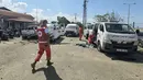 Sejumlah pihak menilai tindakan tersebut sebagai pelanggaran serius terhadap hukum humaniter internasional. Tampak dalam foto, para sukarelawan Palang Merah Lebanon memeriksa kerusakan pada kendaraan penyelamat di lokasi serangan pesawat tak berawak Israel yang menargetkan markas mereka di kota Tyre, Lebanon Selatan, Senin 13 April 2026. (Kawnat HAJU/AFP)