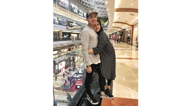 7 Momen Mesra Fairuz A Rafiq dan Sang Suami Sonny Septian, Kompak Banget