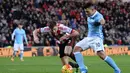 Sergio Aguero saat mengelabui pemain Sunderland, Billy Jones, untuk mencetak gol Manchester City dalam lanjutan Liga Inggris di Stadium of Light, Sunderland, Rabu (3/2/2016) dini hari WIB. (AFP/Oli Scarff)