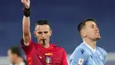 Wasit Daniele Minelli menunjukkan kartu kuning kepada pemain Lazio Patric saat melawan Udinese pada pertandingan sepak bola Coppa Italia di Olympic Stadium, Roma, Italia, 18 Januari 2021. Lazio menang dengan skor 1-0. (AP Photo/Andrew Medichini)