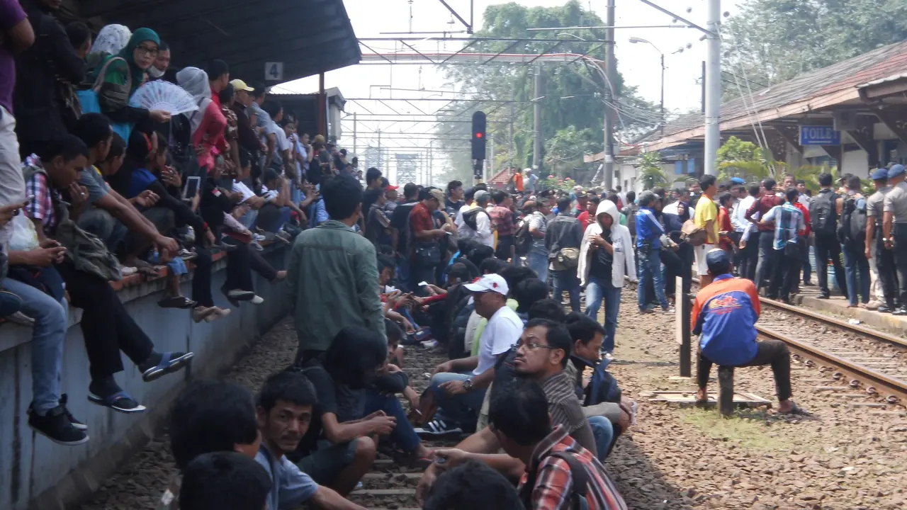 Jadwal Sering Molor, Ribuan Penumpang KRL Blokade Stasiun Bekasi
