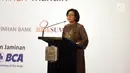 Menkeu Sri Mulyani memberi sambutan saat menghadiri penandatanganan kerja sama antar bank sindikasi di Jakarta, Jumat (29/12). MOU tersebut merupakan bentuk kerja sama kredit sindikasi proyek kereta api ringan. (Liputan6.com/Angga Yuniar)