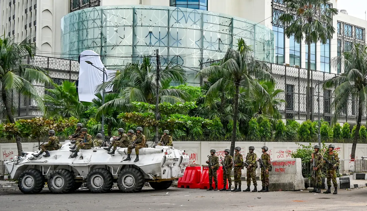 Pasukan keamanan Bangladesh berpatroli di ibu kota ketika para pengunjuk rasa mengatakan akan kembali turun ke jalan-jalan di Dhaka setelah hari kerusuhan yang paling mematikan sejak demonstrasi meletus bulan lalu. (Munir UZ ZAMAN / AFP)
