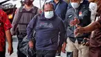 Tersangka kasus dugaan suap Bupati Mamberamo Tengah nonaktif, Ricky Ham Pagawak (RHP), tiba untuk menjalani pemeriksaan di gedung Merah Putih KPK, Jakarta, Senin (20/2/2023). Diketahui, Penyidik KPK menangkap Bupati Mamberamo Tengah Ricky Ham Pagawak, tersangka kasus suap proyek infrastruktur dan dugaan tindak pidana pencucian uang (TPPU). (Liputan6.com/Angga Yuniar)