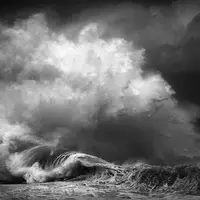 Hobi main air di pantai? Nih, simak foto-foto ombak dahsyat yang bikin kamu ngeri lihatnya.