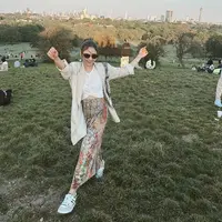 Saat berkunjung ke taman di London, Jessica Mila tampil dengan oversize blazer, dipadukan inner putih dan long skirt motif abstraknya dengan makeup naturalnya   (@jscmila)