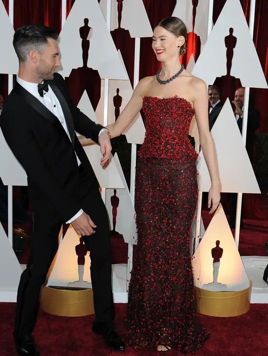 Adam Levine dan Behati Prinsloo berkelana mencari rumah baru untuk bermukim. Hingga Pasific Palisades, Callifornia. (AFP/Bintang.com)