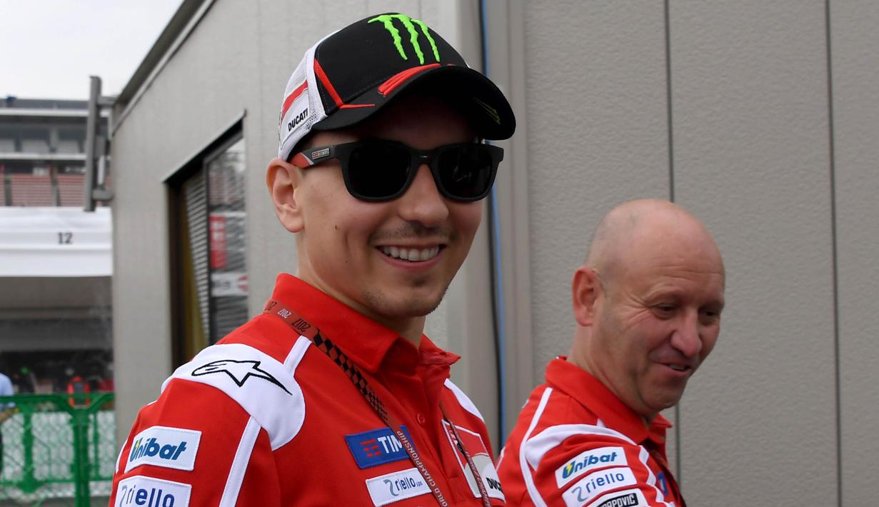 Pebalap Ducati, Jorge Lorenzo, melempar senyum saat mendatangi paddock di Sirkuit Motegi, Tochigi Prefecture, Kamis (12/10/2017). MotoGP Jepang akan bergulir pada Minggu ini. (AFP/Toshifumi Kitamura)