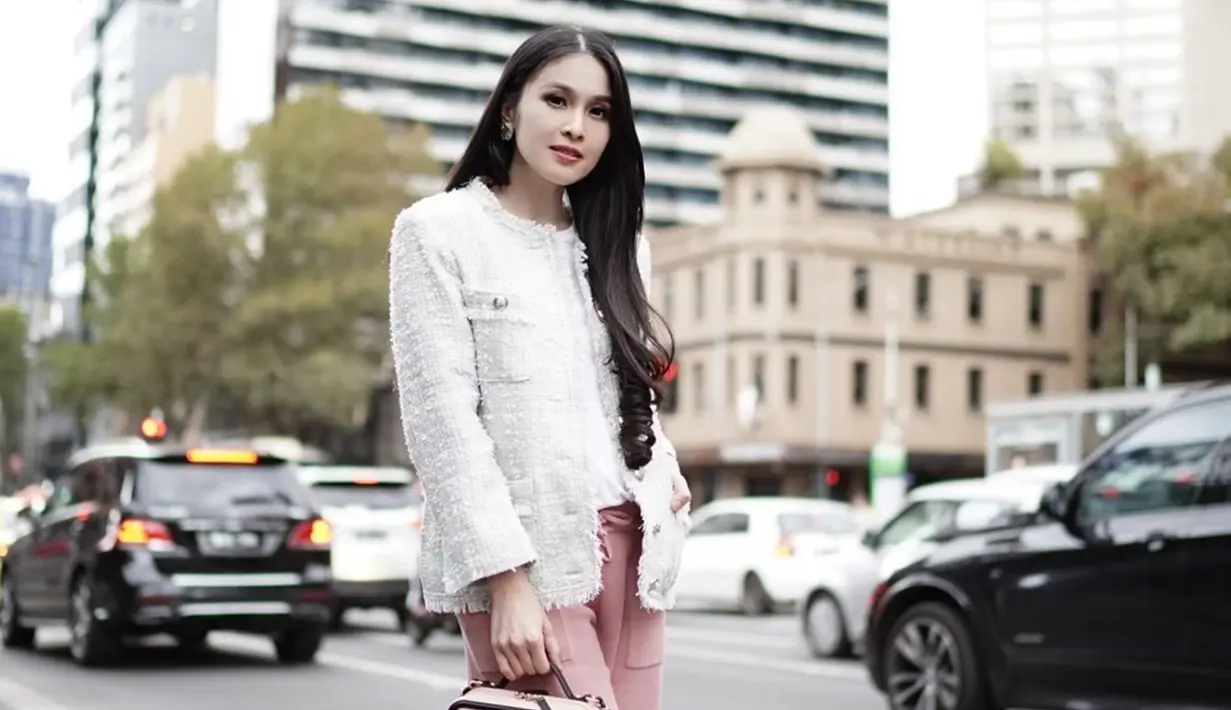 Meski tengah hamil, namun gaya fashion Sandra Dewi tetap stylish. Bahkan banyak pula yang mengagumi kecantikan dari istri Harvey Moeis tersebut. (Liputan6.com/Instagram/@sandradewi88)