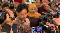 Gibran saat bertemu Khofifah di Surabaya. (Dian Kurniawan/Liputan6.com)