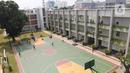 Siswa bermain di lapangan SDN Ragunan 08 yang termasuk sekolah berkonsep net zero carbon di Jakarta, Kamis (29/9/2022). Pembangunan sekolah dengan konsep Net Zero Carbon ini disebut akan menjadi contoh bangunan masa depan untuk generasi muda. (Liputan6.com/Herman Zakharia)