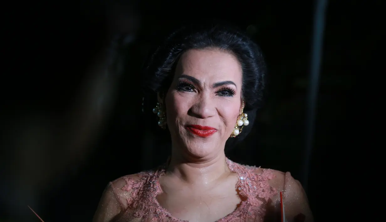 Selanjutnya ada Dorce Gamalama, pelawak dan seniman yang satu ini terlihat sendiri hadir di Gedung Graha Saba Buana. Dengan kebaya pink dan rambut disanggul, Dorce terus tersenyum kepada awak media. (Adrian Putra/Bintang.com)