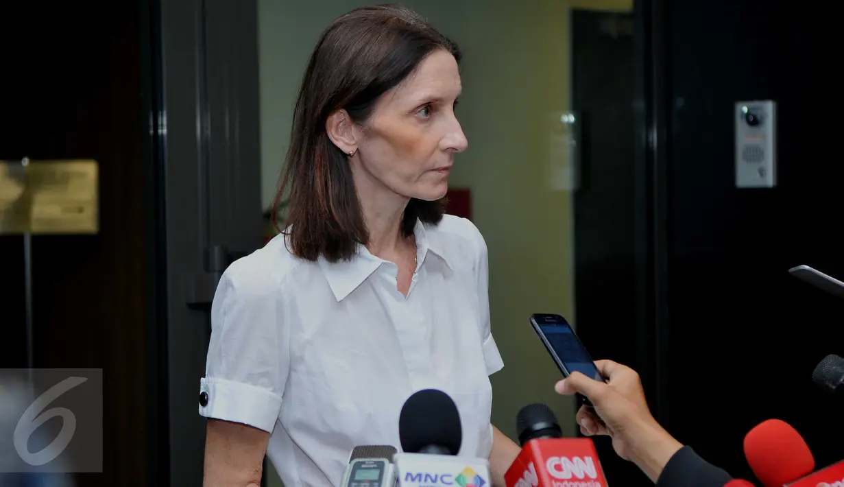 Dubes Perancis untuk Indonesia, Corinne Breuze, menggelar konferensi pers terkait bom di Paris, Jakarta, Sabtu (14/11/2015). Corinne berterima kasih kepada rakyat Indonesia, yang memberikan dukungan moril kepada Perancis. (Liputan6.com/Gempur M Surya)