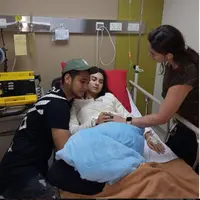 Irish Bella saat di rumah sakit ditemani Giorgino Abraham dan Cut Keke. (Instagram @jaura_ginobel)