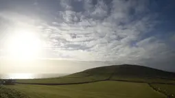 Hamparan padang rumput yang luas di Slea Head di Ventry, Irlandia, Selasa (27/12). Irlandia mendapat julukan Pulau Zamrud karena memiliki pemandangan alam yang hijau terang. (REUTERS / Clodagh Kilcoyne)
