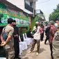 Satpol PP Kota Depok melakukan peneguran dan penghentian kegiatan resepsi pernikahan warga di Kelurahan Mampang, Kecamatan Pancoran Mas, Kota Depok. (Istimewa).