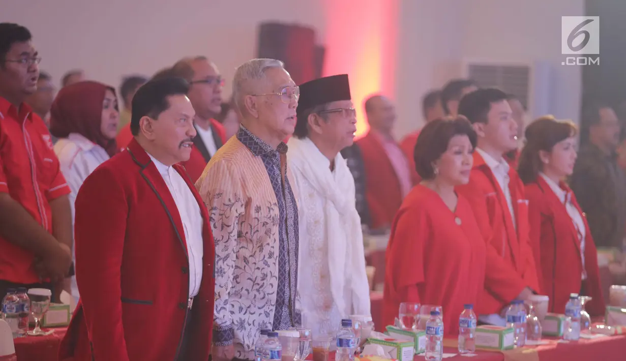 Ketua Umum PKPI, AM Hendropriyono bersama Wakil Presiden ke-6 Tri Sutrisno menyanyikan lagu Indonesia Raya dalam acara Syukuran PKPI di Cipayung, Jakarta, Jumat (29/12). (Liputan6.com/Faizal Fanani)