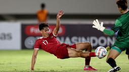 Pemain Timnas Indonesia U-23, Rafael William Struick (kiri), berusaha merebut bola setelah tendangan penaltinya digagalkan kiper Chinese Taipei U-23, Chang Hsiang-Chun, dalam pertandingan Grup K Kualifikasi Piala Asia U-23 2024 di Stadion Manahan, Solo, Sabtu (9/9/2023). (Bola.com/Arief Bagus Prasetiyo)