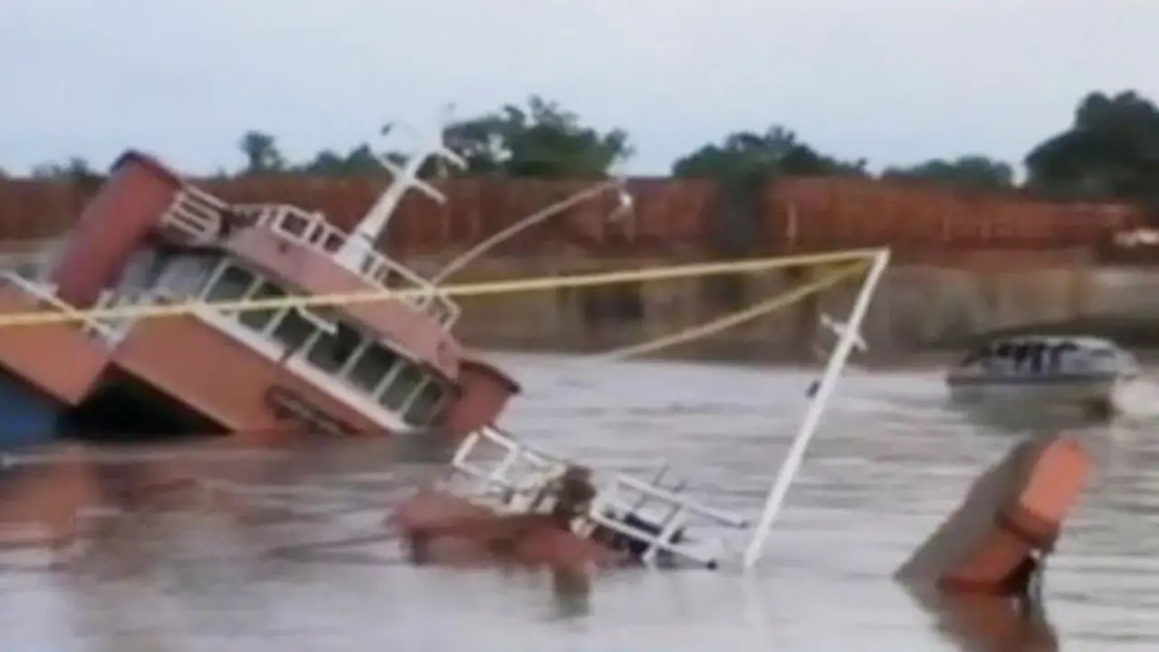 Kapal Muatan Bahan Peledak Tenggelam di Kalimantan