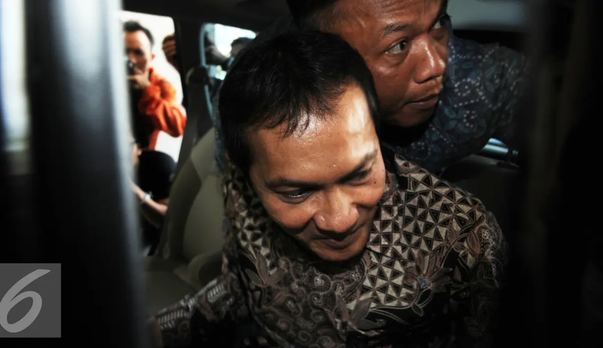 Saut Situmorang saat berada di dalam mobil usai menjalani pemeriksaan di Gedung Bareskrim Polri, Jakarta, Kamis (16/6). Saut diperiksa sebagai saksi dalam kasus dugaan pencemaran nama baik atau penghinaan terhadap HMI. (Liputan6.com/Helmi Afandi)