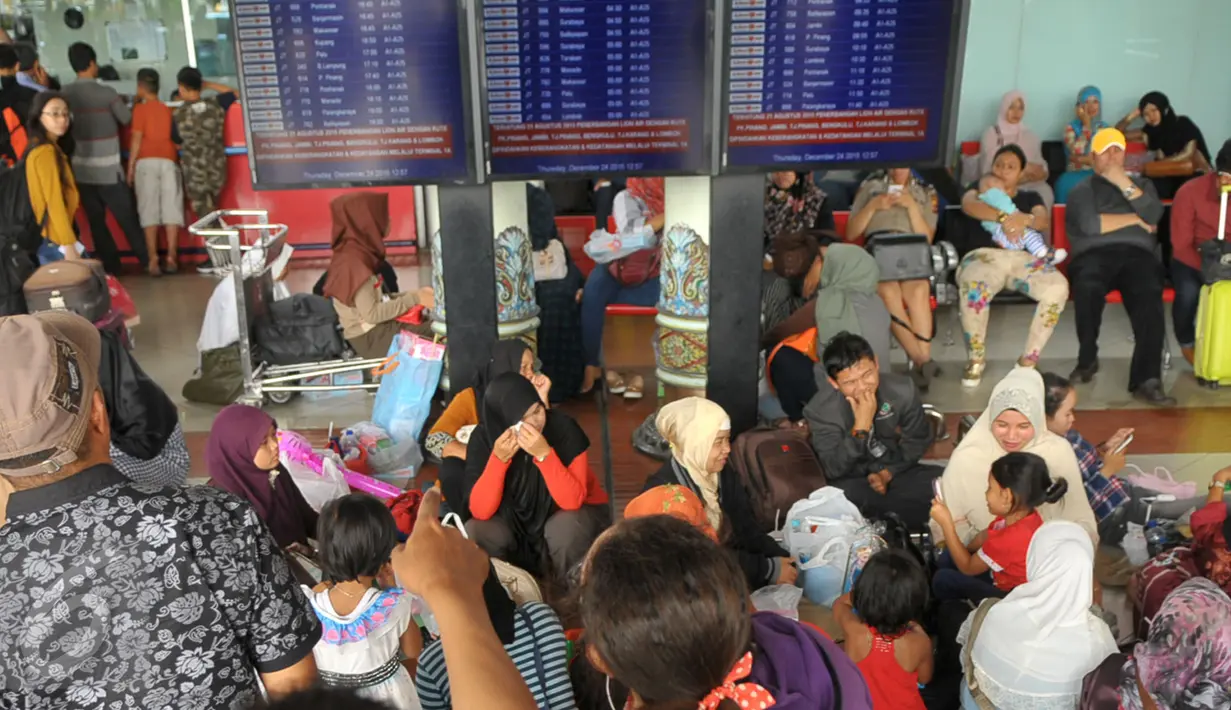 Sejumlah penumpang tampak memadati terminal 1 bandara Soekarno Hatta, Cengkareng, Rabu (24/12). Para penumpang ada yang sampai menunggu berjam - jam akibat penerbangannya mengalami keterlambatan. (Liputan6.com/Faisal R Syam)