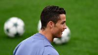 Cristiano Ronaldo menjalani sesi latihan bersama Real Madrid pada 17 Oktober 2016. (AFP/Pierre-Philippe Marcou)