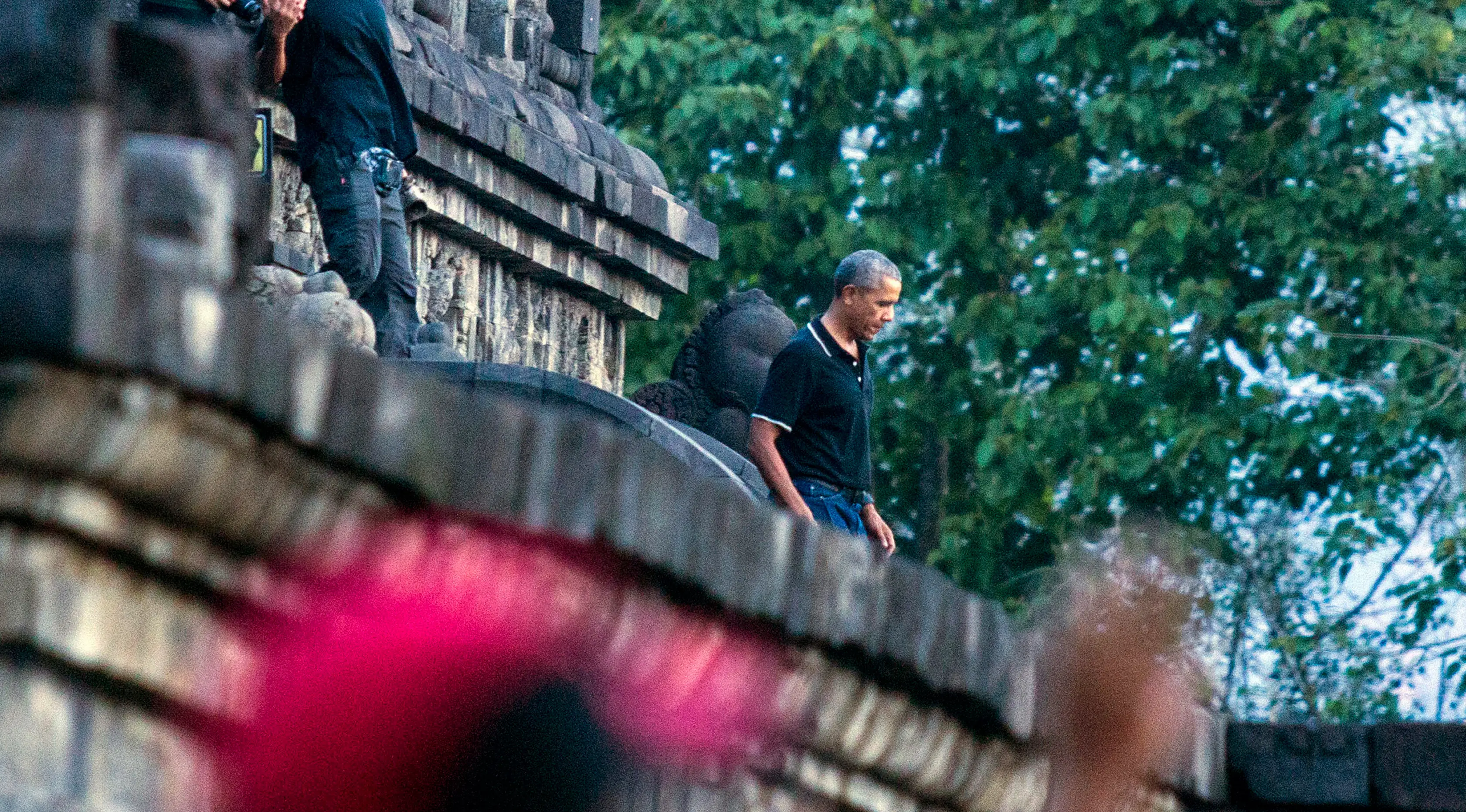 Mantan Presiden Amerika Serikat, Barack Obama berjalan menuruni tangga Candi Borobudur saat berwisata di Magelang, Jawa Tengah, Indonesia, (28/6). Kedatangan Barack Obama dan rombongan disambut meriah wisatawan lainnya. (AP Photo / Slamet Riyadi)