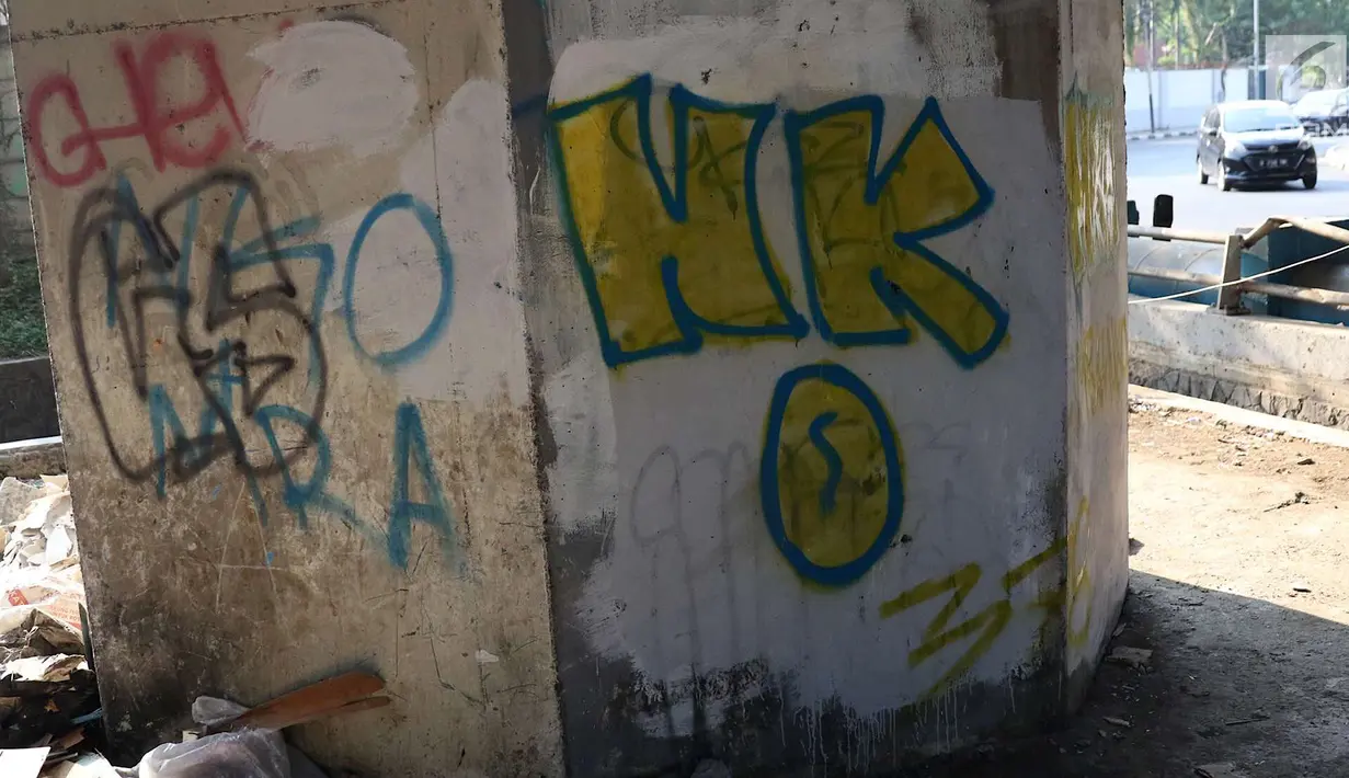 Coretan memenuhi dinding kolong Flyover Kuningan, Jakarta, Selasa (25/9). Kurang tegasnya sanksi terhadap pelaku vandalisme menyebabkan sudut Ibu Kota dipenuhi coretan-coretan tidak bertanggung jawab. (Liputan6.com/Immanuel Antonius)