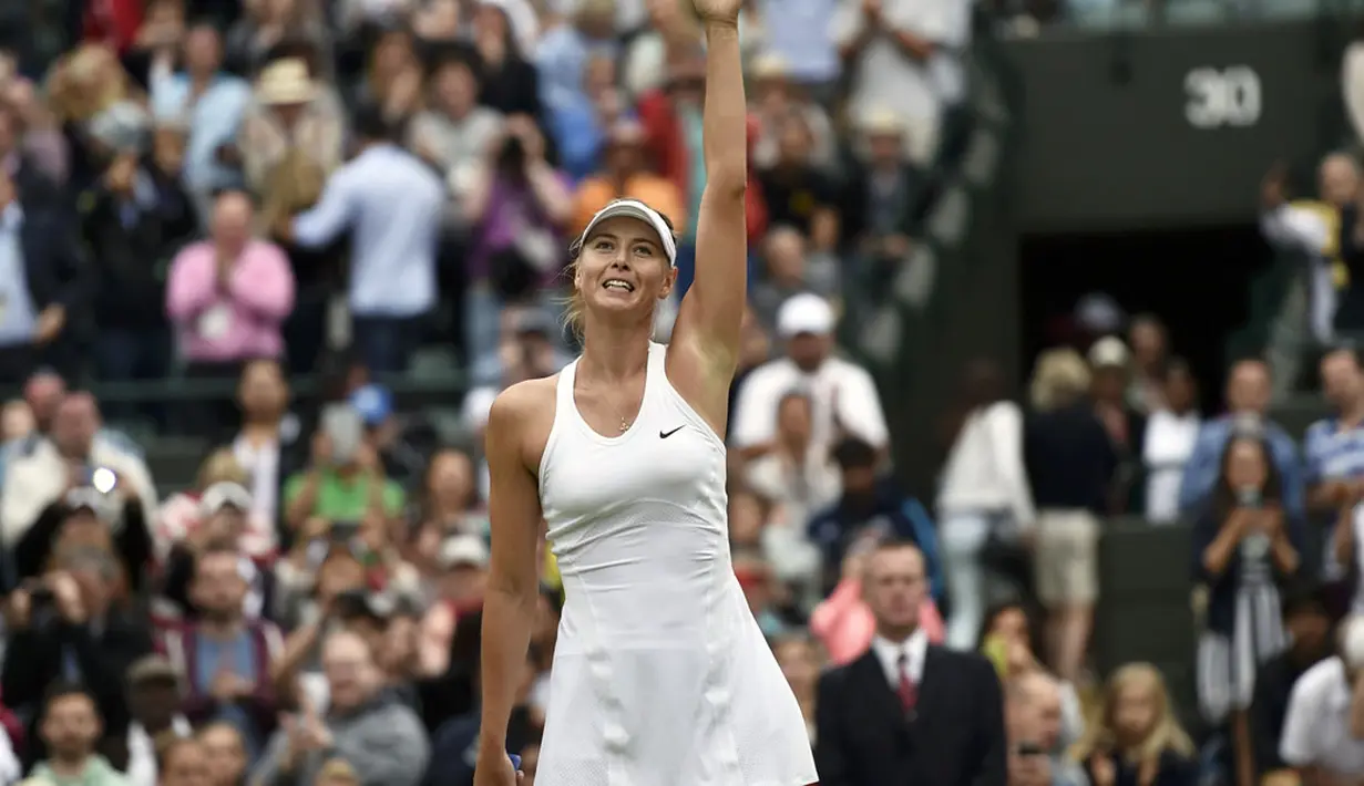 Petenis pemegang peringkat kelima dunia, Maria Sharapova, melambaikan tangan usai menundukkan Timea Bacsinszky di babak kedua turnamen Wimbledon, (26/6/2014). (REUTERS/Toby Melville)