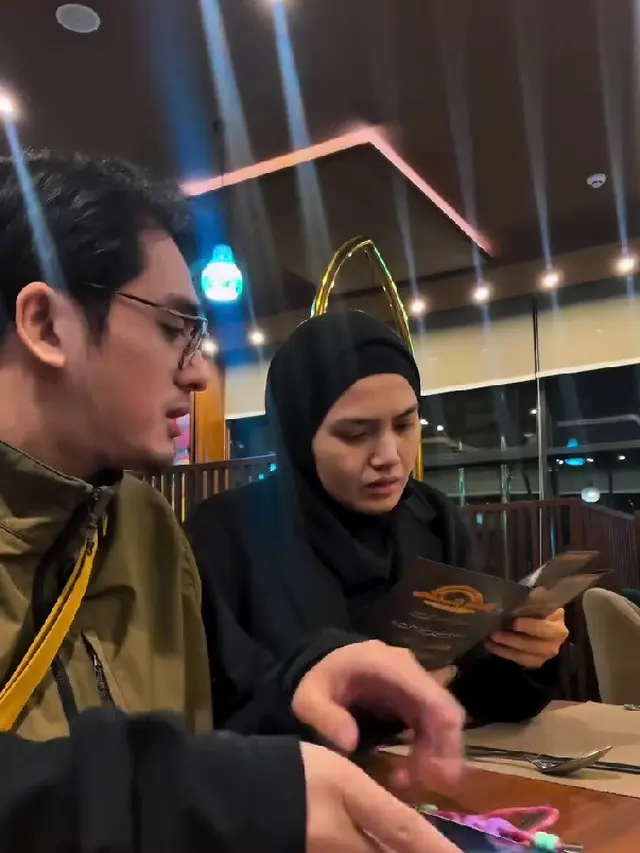 Momen Ricky Harun Kesal Lihat Istri Pegang Menu Tapi Gak Pesen (credit: instagram/rickyharun)