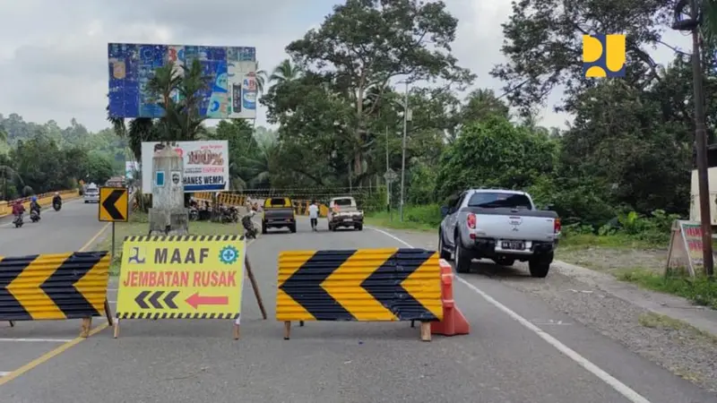 Jembatan Kiambang A  di Kabupaten Padang Pariaman rusak akibat bencana banjir yang berlangsung pada September 2023. (Dok Kementerian PUPR)