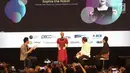 Menkominfo Rudiantara (dua kanan) didampingi Kepala Badan Ekonomi Kreatif Triawan Munaf (kanan) berinteraksi dengan robot Sophia dalam dialog internasional CSIS di Hotel Borobudur, Jakarta, Selasa (17/9/2019). Sophia merupakan produksi perusahaan asal Hong Kong. (merdeka.com/Iqbal Nugroho)