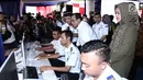 Menhub Budi Karya Sumadi meninjua aplikasi sistem perizinan yang diluncurkan di Jakarta (16/7). Sistem ini memudahkan perusahaan maupun masyrakat dalam mengajukan permohonan izin penyelenggaraan. (Liputan6.com/Herman Zakharia)